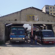 De krakbus naar het stadje Berat