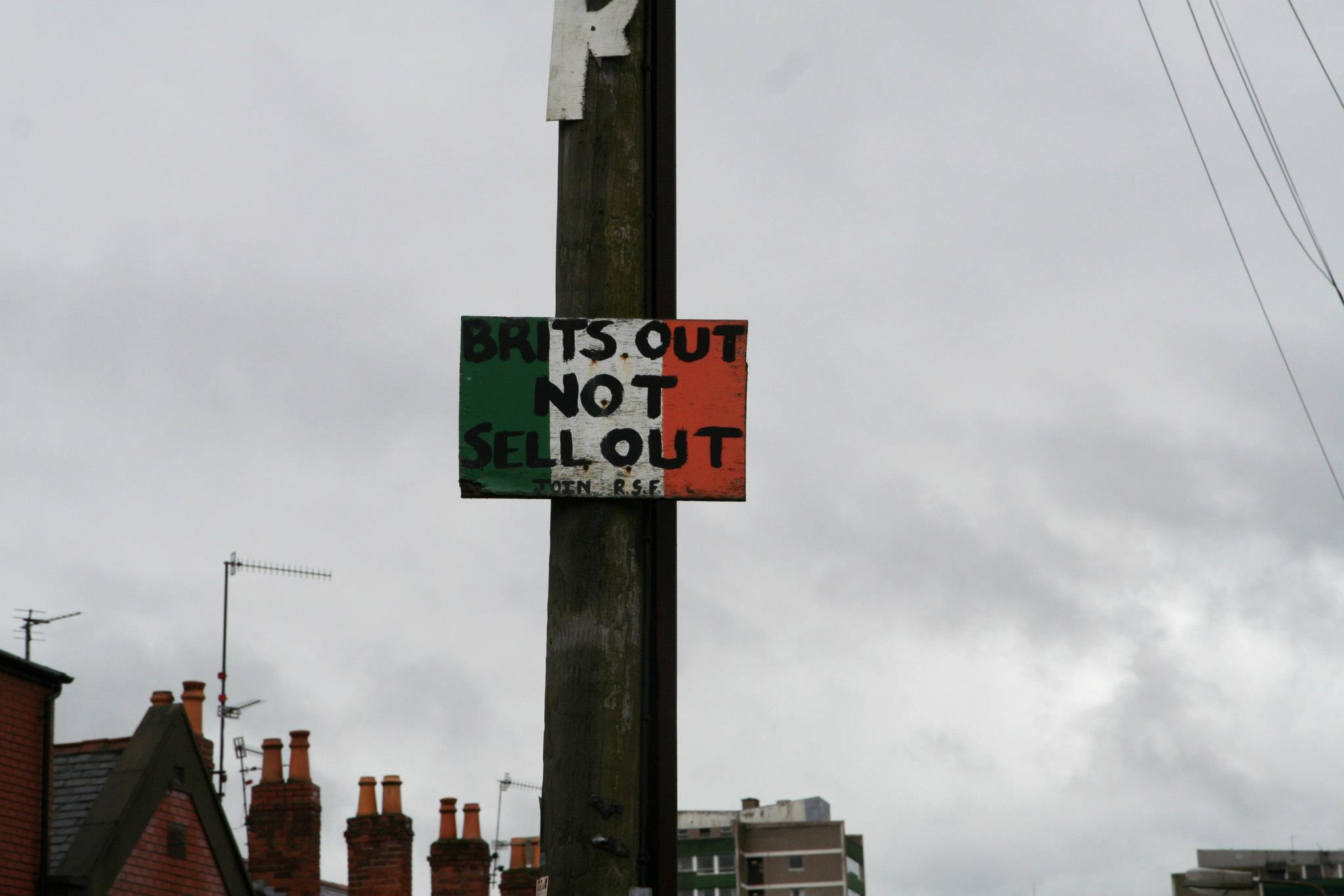 Anti-brits bord bij Falls Road, in het katholieke deel van Belfast