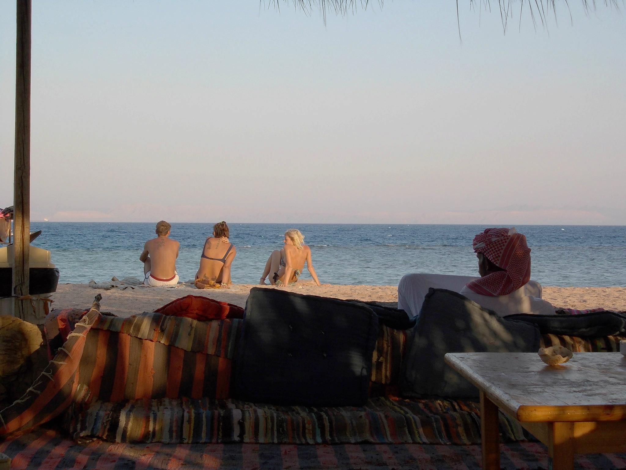 Een bedoeïen bekijkt de half ontklede badgasten