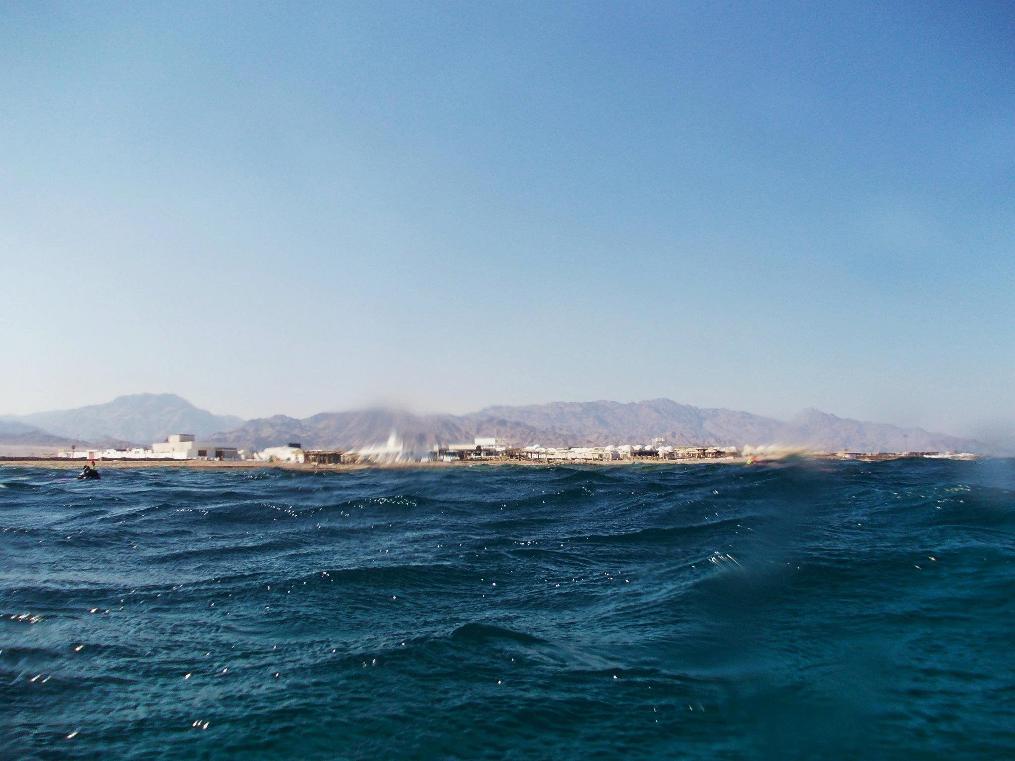 De ‘skyline’ van Dahab vanuit het water