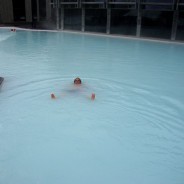 Badderen in de Blue Lagoon, het bekendste bad van IJsland