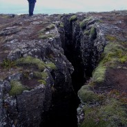 Een van de diepe kloven in natuurpark Þingvellir