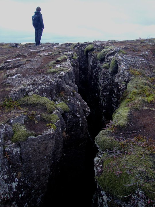 Een van de diepe kloven in natuurpark Þingvellir
