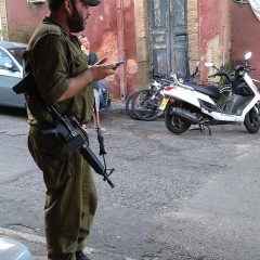 Een soldaat op straat in Tel Aviv