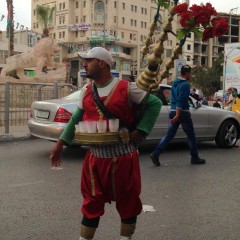 Een theeverkoper in  het centrum van Ramallah