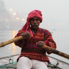 Onze bootsman op de Ganges in Varanasi