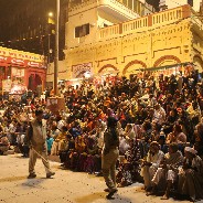 Toeschouwers bij de avondmis in Varanasi