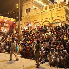 Toeschouwers bij de avondmis in Varanasi