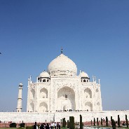 Vooraanzicht van de prachtige Taj Mahal in Agra