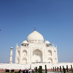 Vooraanzicht van de prachtige Taj Mahal in Agra