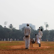 Cricketspelers in het centrale park van Mumbai