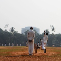 Cricketspelers in het centrale park van Mumbai