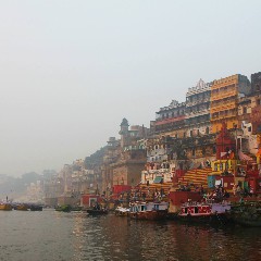 Skyline van Varanasi in de ochtend, vanaf de Ganges