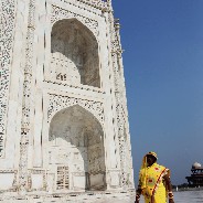 Een toeriste bij de Taj Mahal in Agra