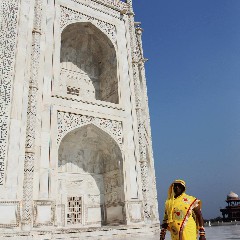 Een toeriste bij de Taj Mahal in Agra