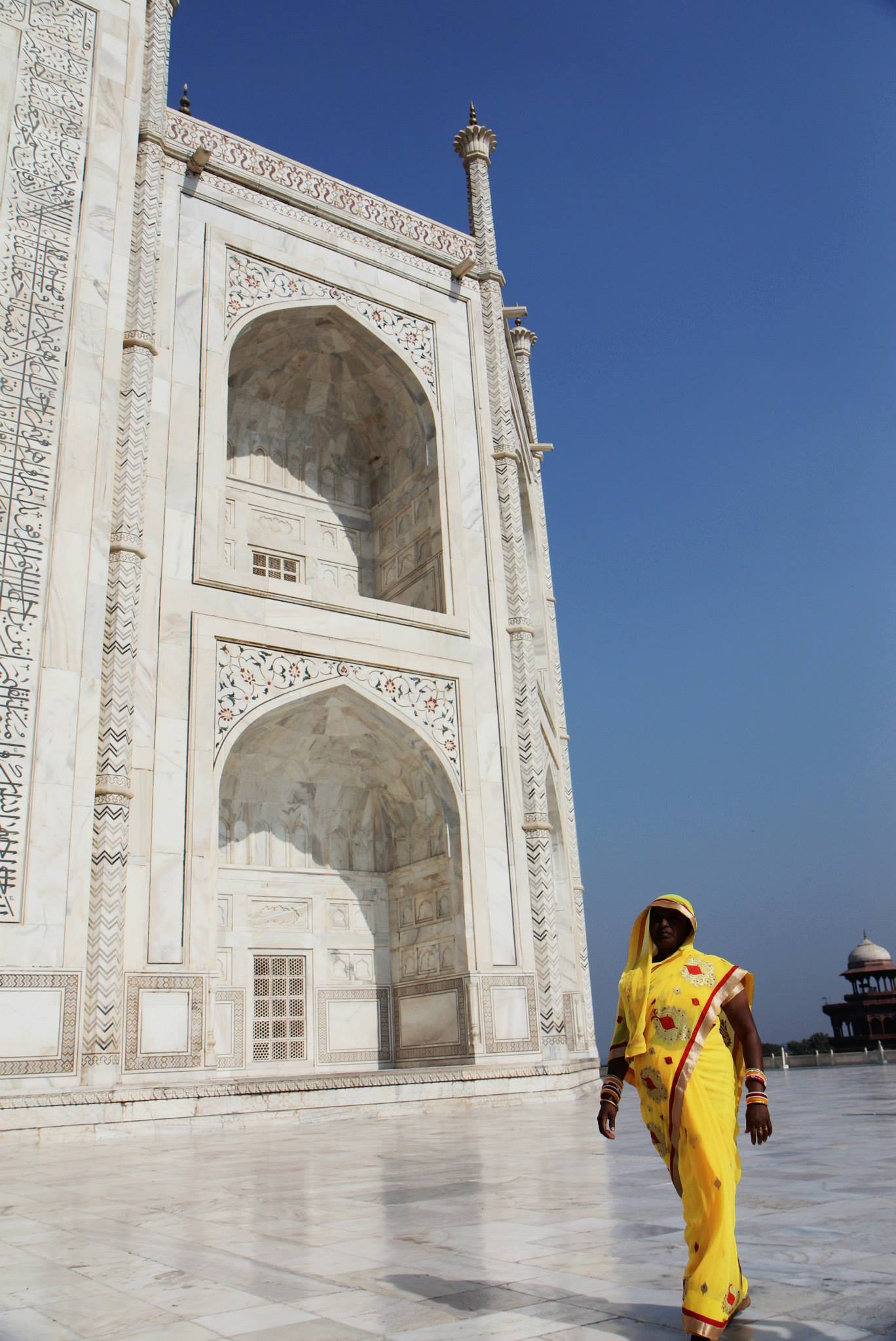 Een toeriste bij de Taj Mahal in Agra