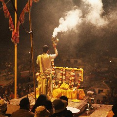 Een hindoe-priester leidt de mis aan de Ganges in Varanasi