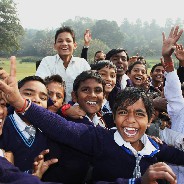 Schoolkindjes die héél graag op de foto willen in Delhi