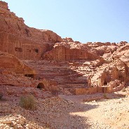 Grotten en een amfitheaterin Petra