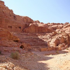 Grotten en een amfitheaterin Petra