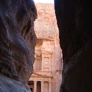 Doorkijkje naar de beroemde uitgehakte tempel in Petra