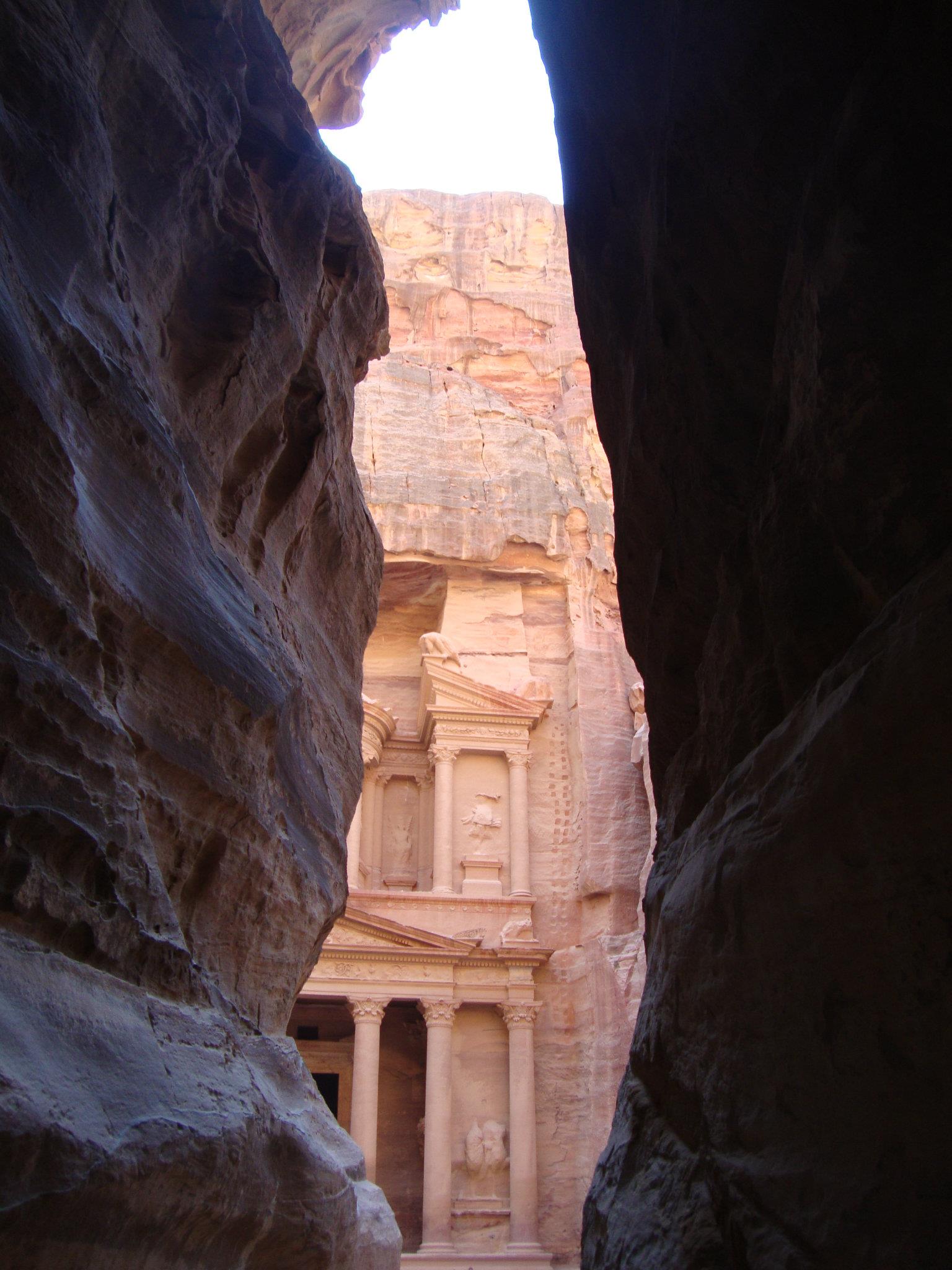 Doorkijkje naar de beroemde uitgehakte tempel in Petra