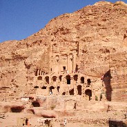 Oude rotswoningen in Petra