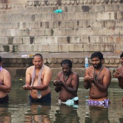 Indiërs wassen zich in de Ganges