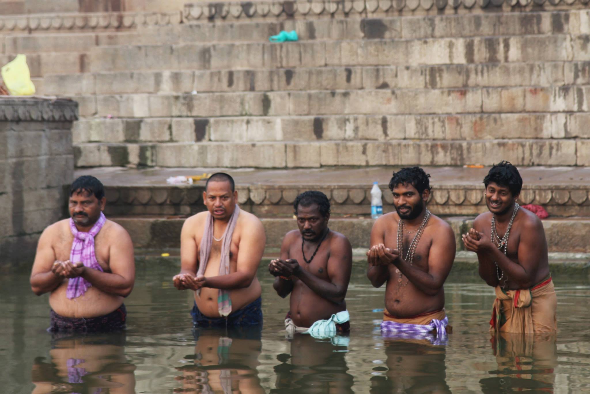 Indiërs wassen zich in de Ganges