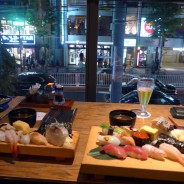 Sushi in een restaurant in uitgaanswijk Roppongi in Tokio