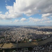 Uitzicht vanaf het tweede deck (450 meter) van de Skytree Tower in Tokio