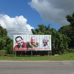 Billboard met de gezworen vrienden van Cuba, Hugo Chavez en Nelson Mandela.