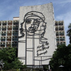 Op de Plaza de la Revolución in Havana hangt een groot portret van Che.