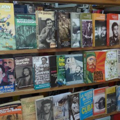 De boekwinkeltjes in Cuba zitten vol met Che en Fidel-propaganda.