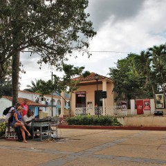 Een dj met een oldschool pc zorgt voor muziek op het dorpsplein van Viñales.