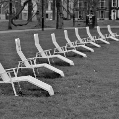 De stalen ligstoelen in park Lepelenburg vormen een mooie curve naar rechtsboven